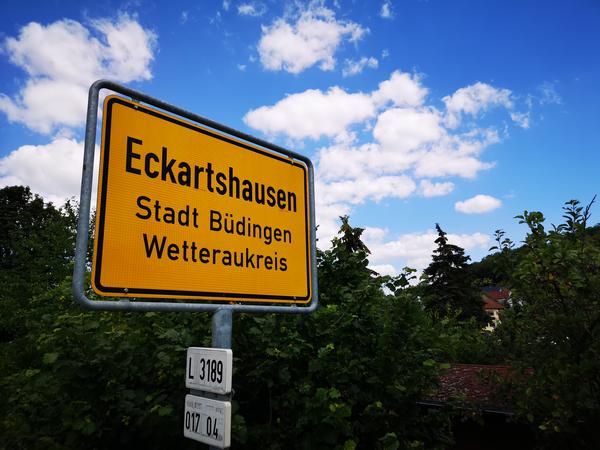 Ortsschild Eckartshausen mit Bäumen und weißen Wolken